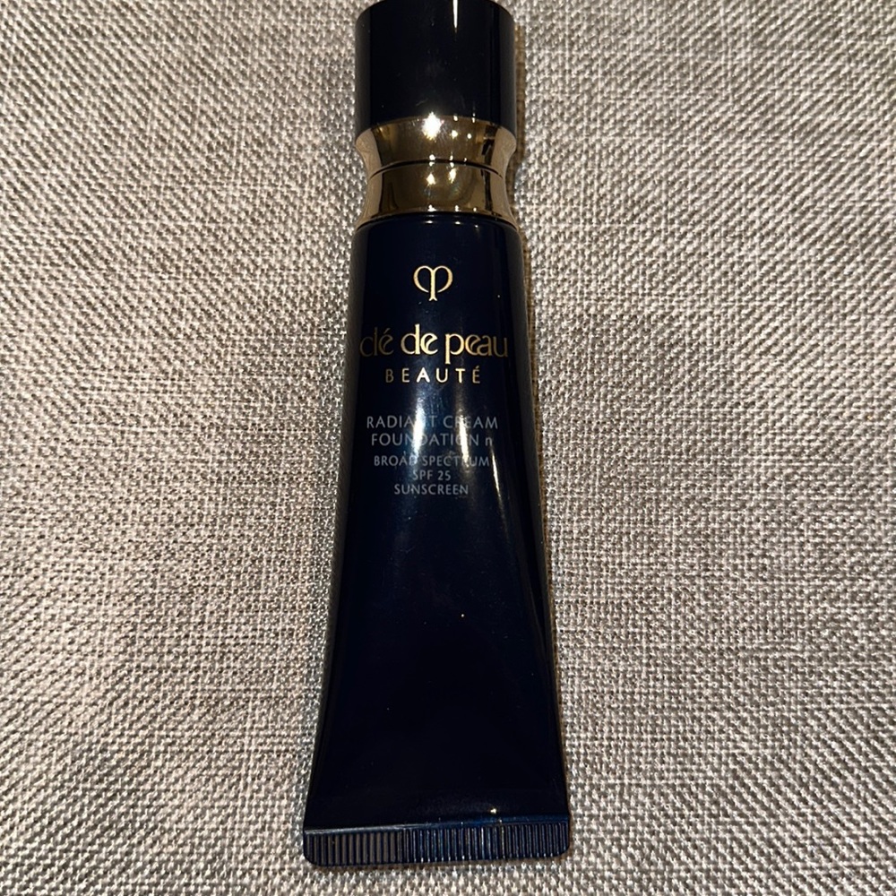 De De Peau Radiant Cream Foundation Shade BF10 Light Buff